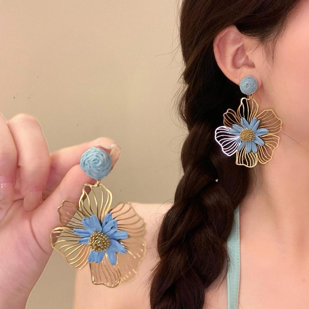 Silver Needle Metal Raffia Flower Stud Earrings - Korean Style, Hollowed-Out, Light Luxury, High-End Versatile Accessories for Women
