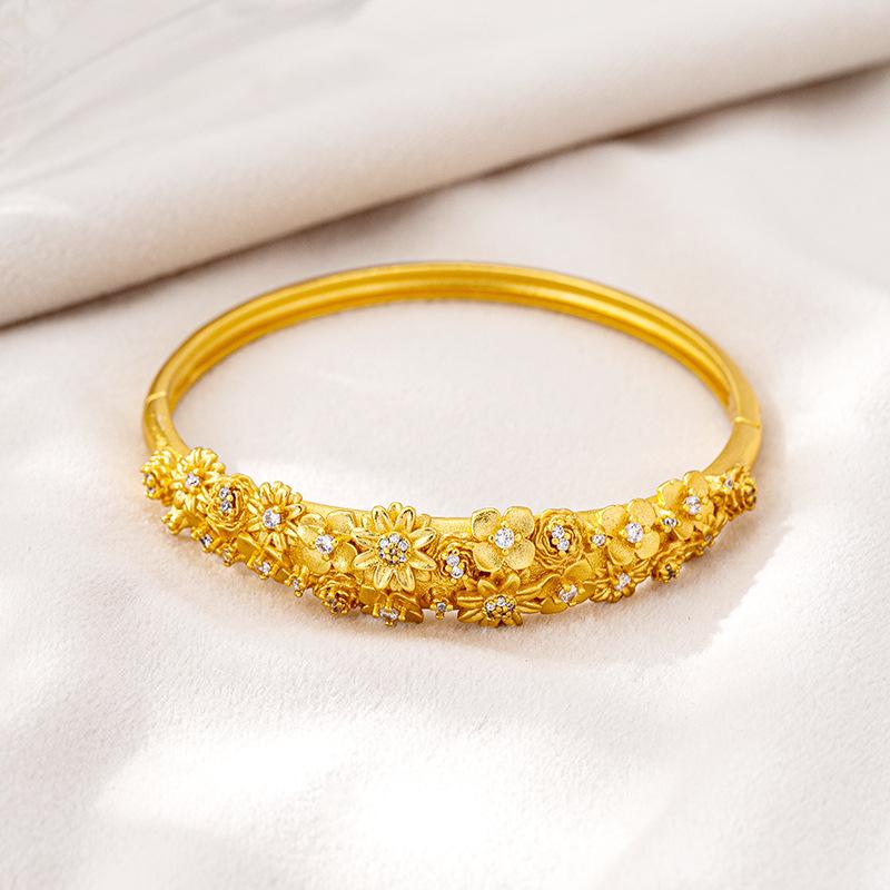 Retro Light Luxury Flower Cluster Buckle Bracelet Women s Palace Style Jewelry Bracelet 17CM