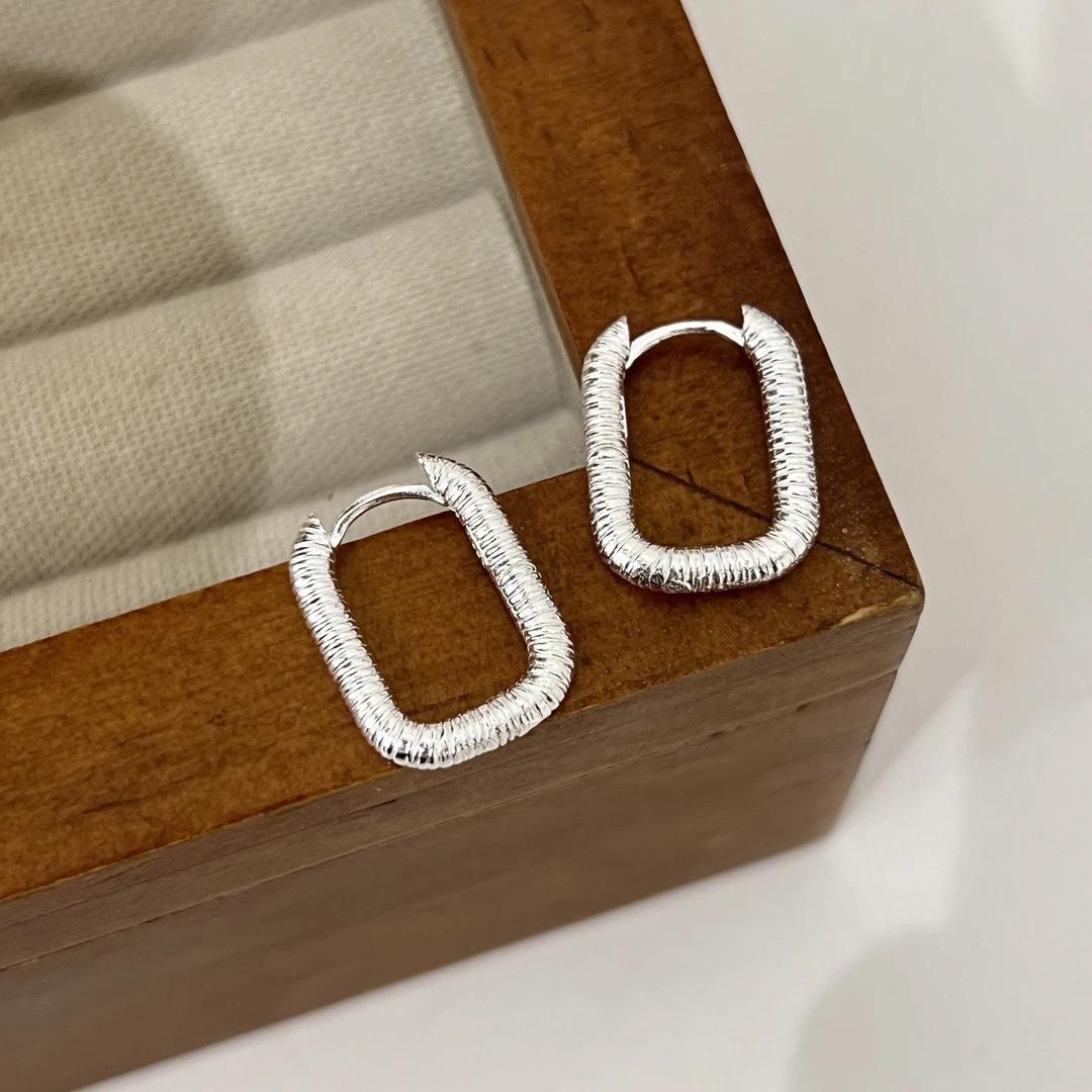 

Вінтажні Прості Квадратні Сережки з Текстурою Ліній Жіночі Моделі Нішеві Холодний Вітер Темперамент Сто з Сережками-Кільцями для Вух Витончені Сережки для Щоденного Носіння