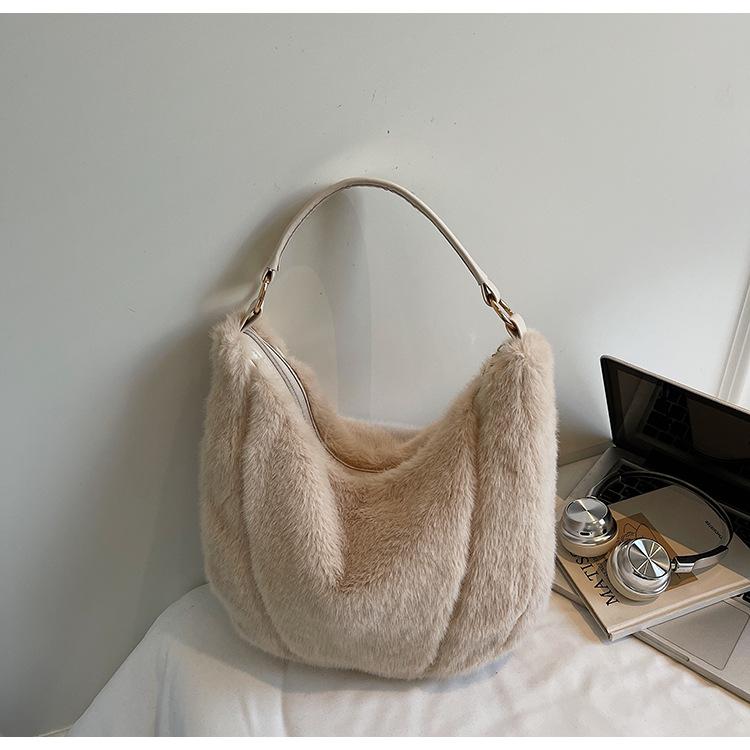 

Осень-зима 2025 новая пушистая сумка-тоут корейская плюшевая сумка подмышку большая вместимость иностранная通勤 плечевая женская сумка бежевый