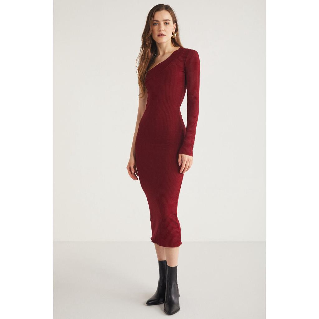 Reddsh Woman Slim Fit Narrow -cut Body Surrounding The Body