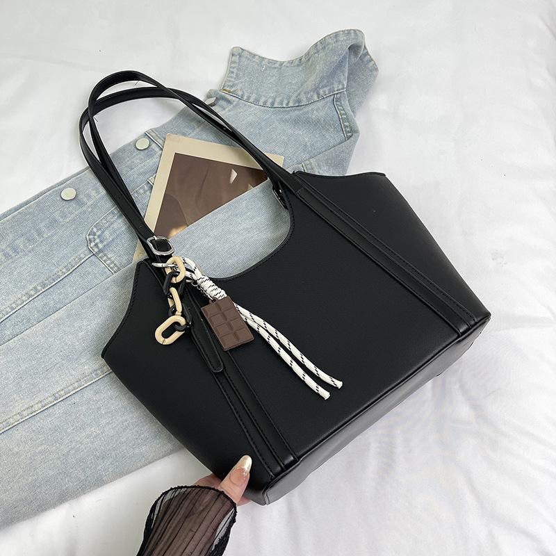 

Large-capacity commuter tote bag women s 2025 autumn new high-value simple foreign style fashion casual shoulder bag чёрный