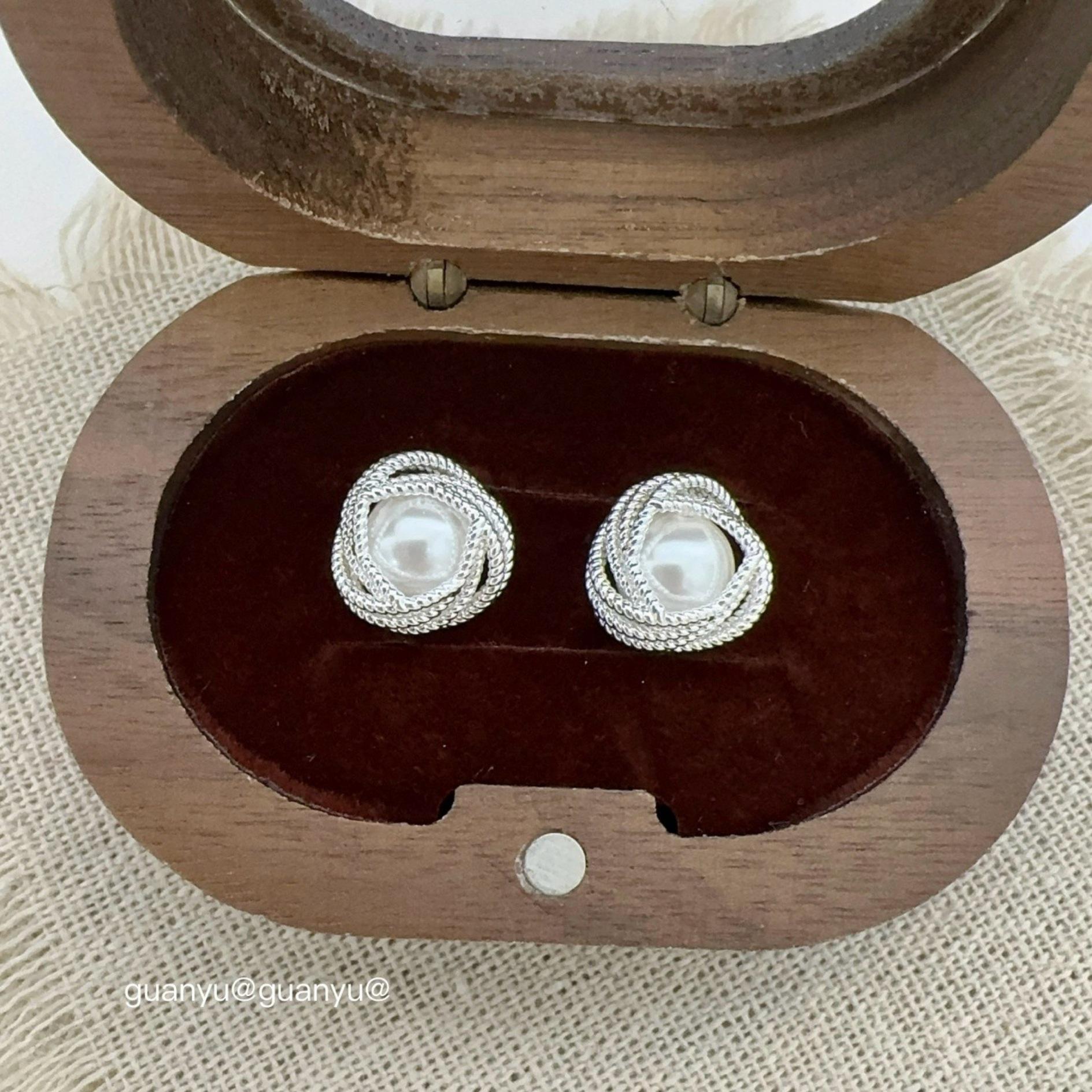 

Изысканные серьги-пусеты с полым кружевом и жемчугом - Женская мода, Легкая роскошь, Сладкий высококлассный универсальный стиль