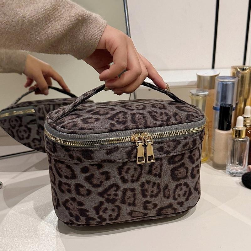 Damen Wildleder-Kosmetiktasche Große Kapazität Bade-Reisebeutel Vintage Make-up-Taschen Handgehaltene Aufbewahrungstasche Leopard-Kulturbeutel