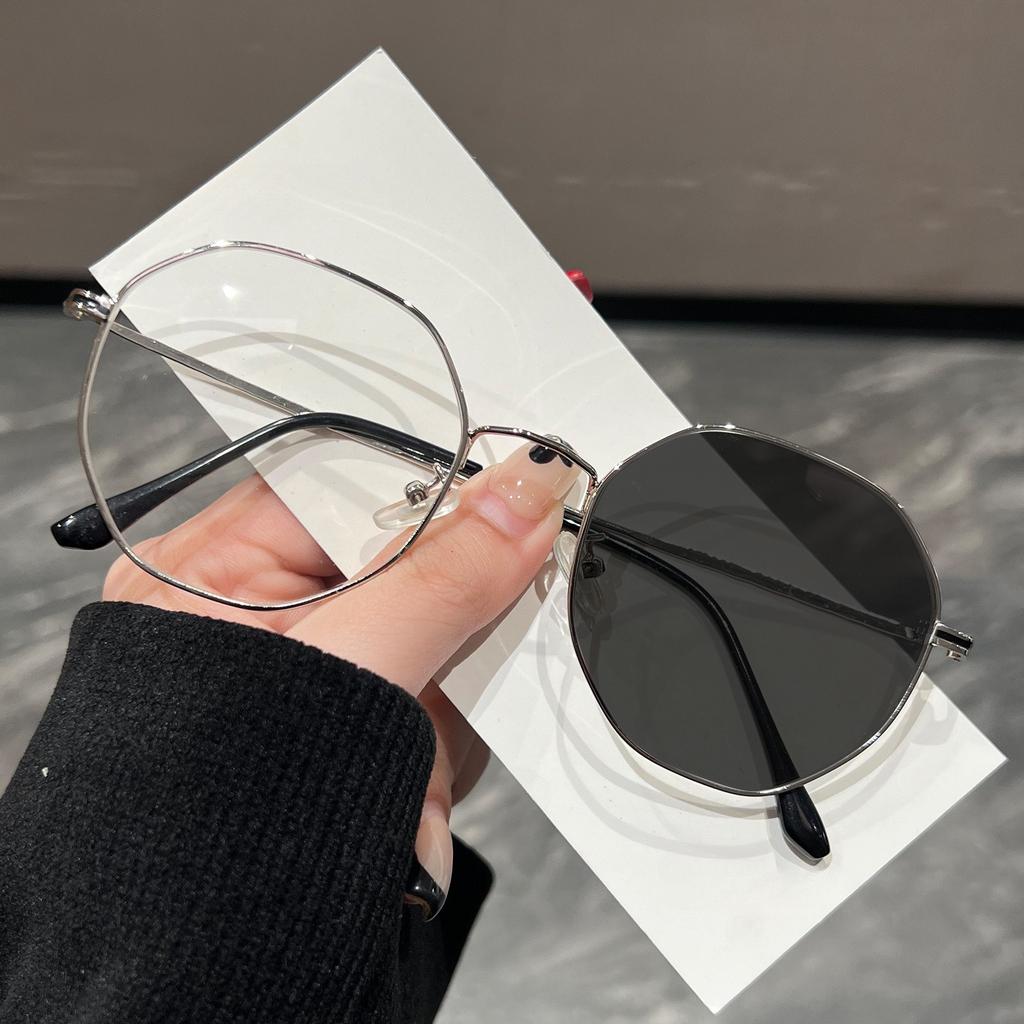 Luxury Metal Frame Photochromic Myopia Glasses Women Men Fashion Large Frame Color Changing Near Sight Eyeglasses UV Protection