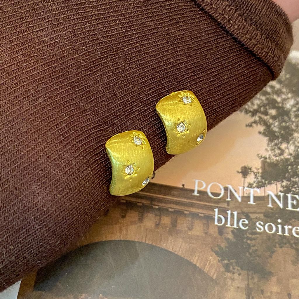 Traditional Chinese style retro earrings, fashionable and simple earrings, unique and refined earrings for women