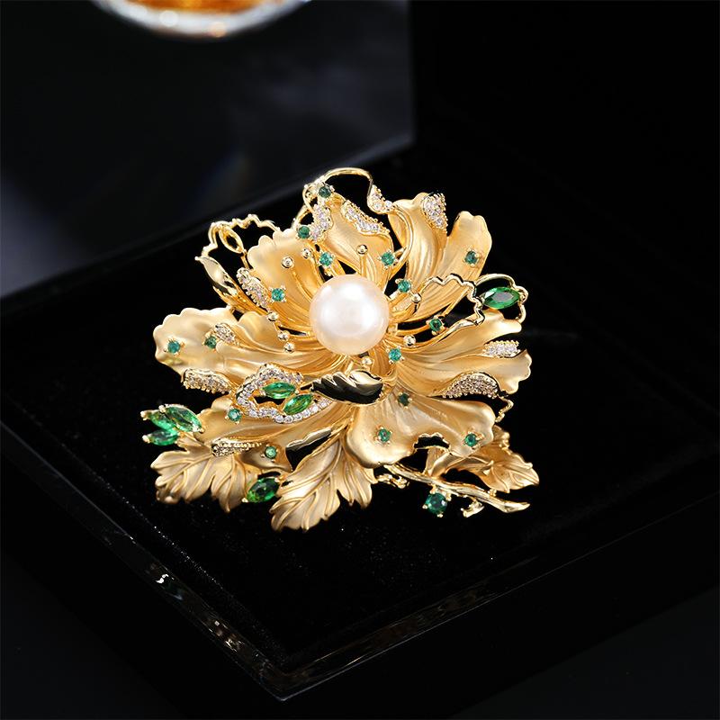 

Женская брошь в элегантном дизайне «легкая роскошь» с имитацией жемчуга и цветком пиона, модная, универсальная, с нишевым чувством дизайна