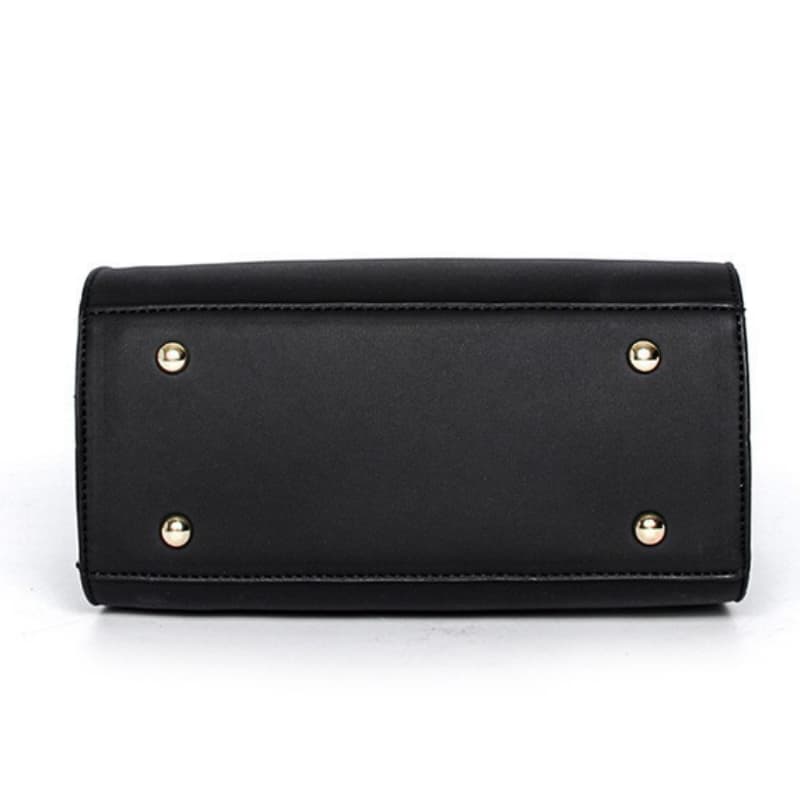 Bolsa pequena transversal decorada com bola de pelo, elegante