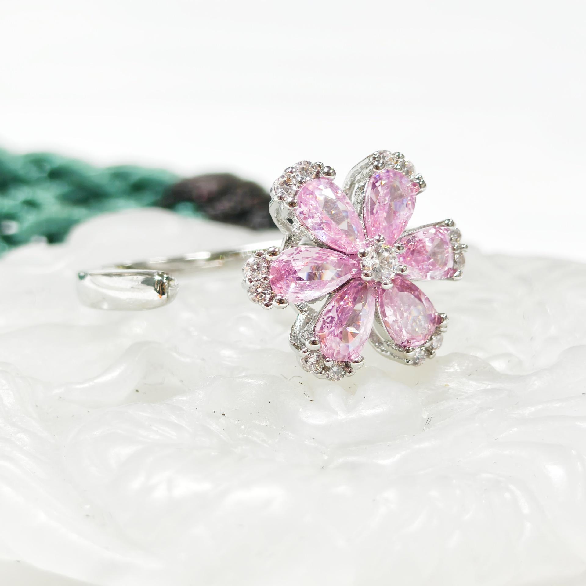 

Корейский набор серег-пусетов в форме снежинок-лепестков - Сладкий, Крутой и Острый дизайн