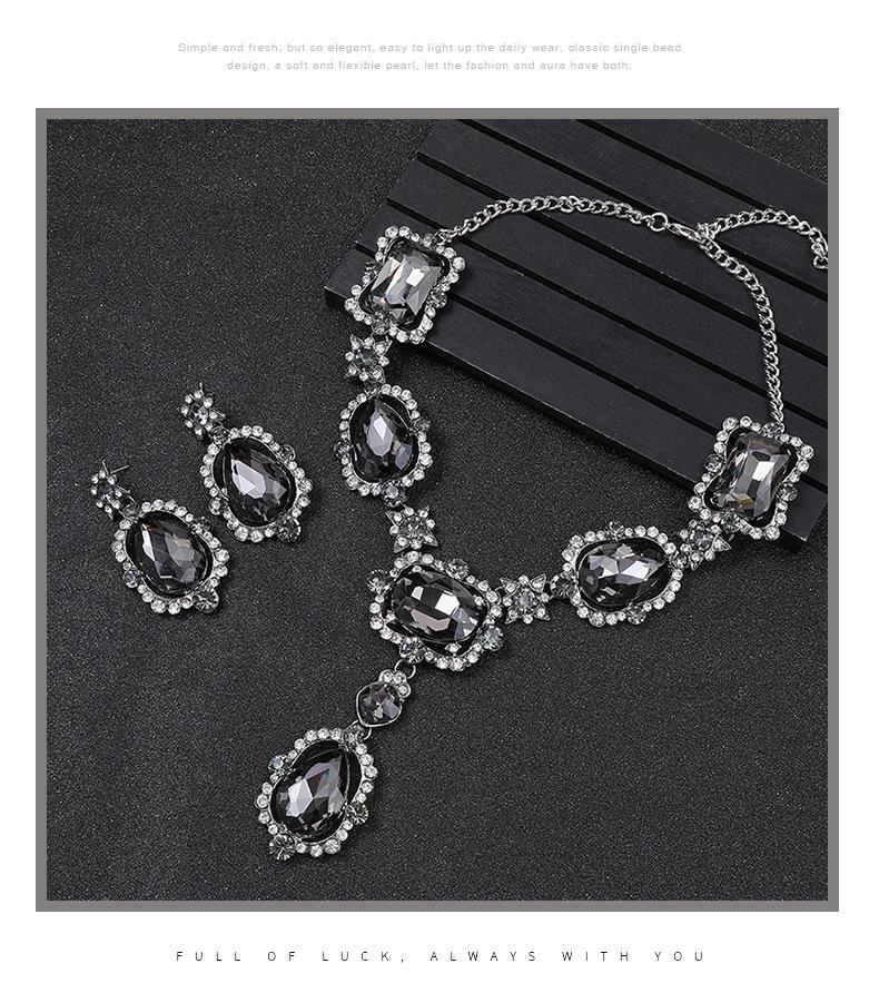Retro Exaggerated Necklace Set: Large Gemstone Clavicle Chains for Women