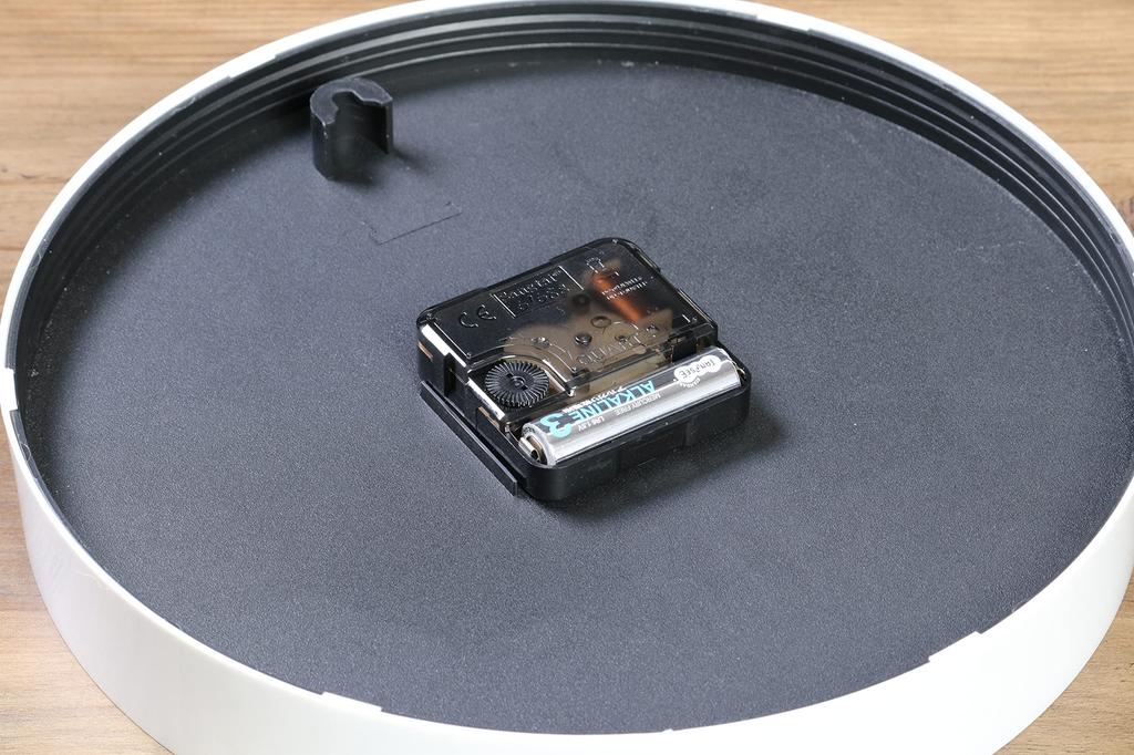 Fujiboeki Wanduhr Breite 25 x Tiefe 4 x Höhe 25 cm Weiß Leise Durchgehender Sekundenzeiger Einfach 37859 Klein