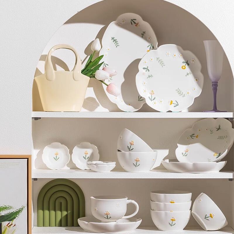 Love and Peace Embossed Daisy 18-Piece Dinnerware Set with Casserole