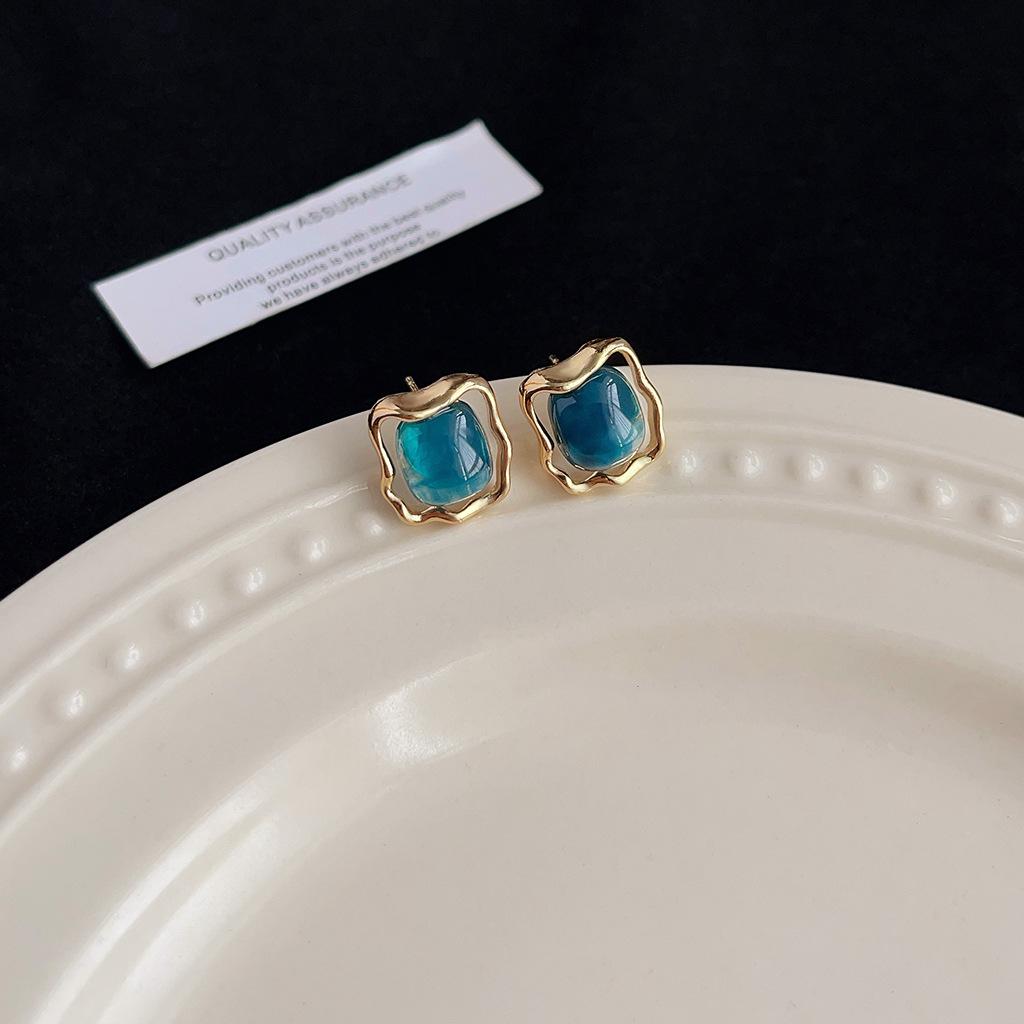 Maillard Coffee Color Amber Earrings Women's Autumn and Winter High-end Commuter Style Earrings Light Luxury Niche Design Earrings