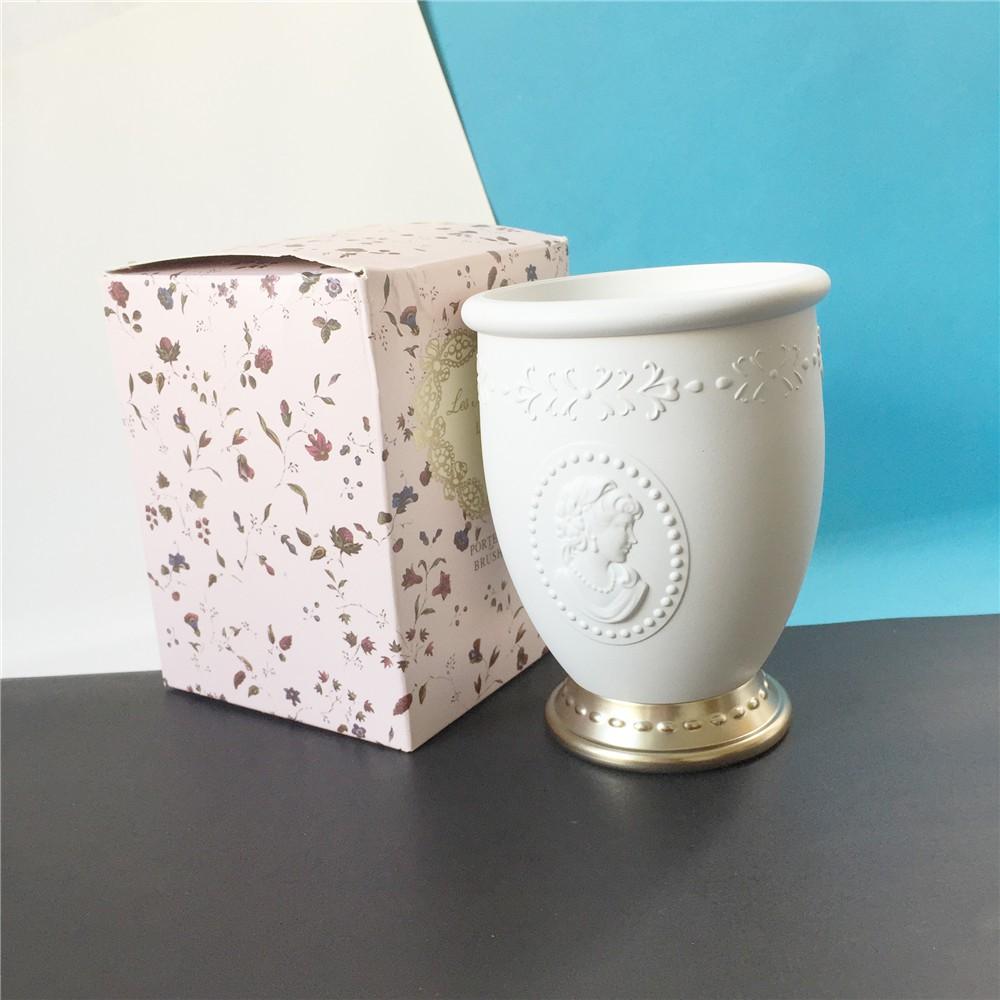 Laduree Embossment Make-up-Pinselhalter – Weiß/Rosa – Luxuriöses Beauty-Kosmetikpinsel-Aufbewahrungsetui