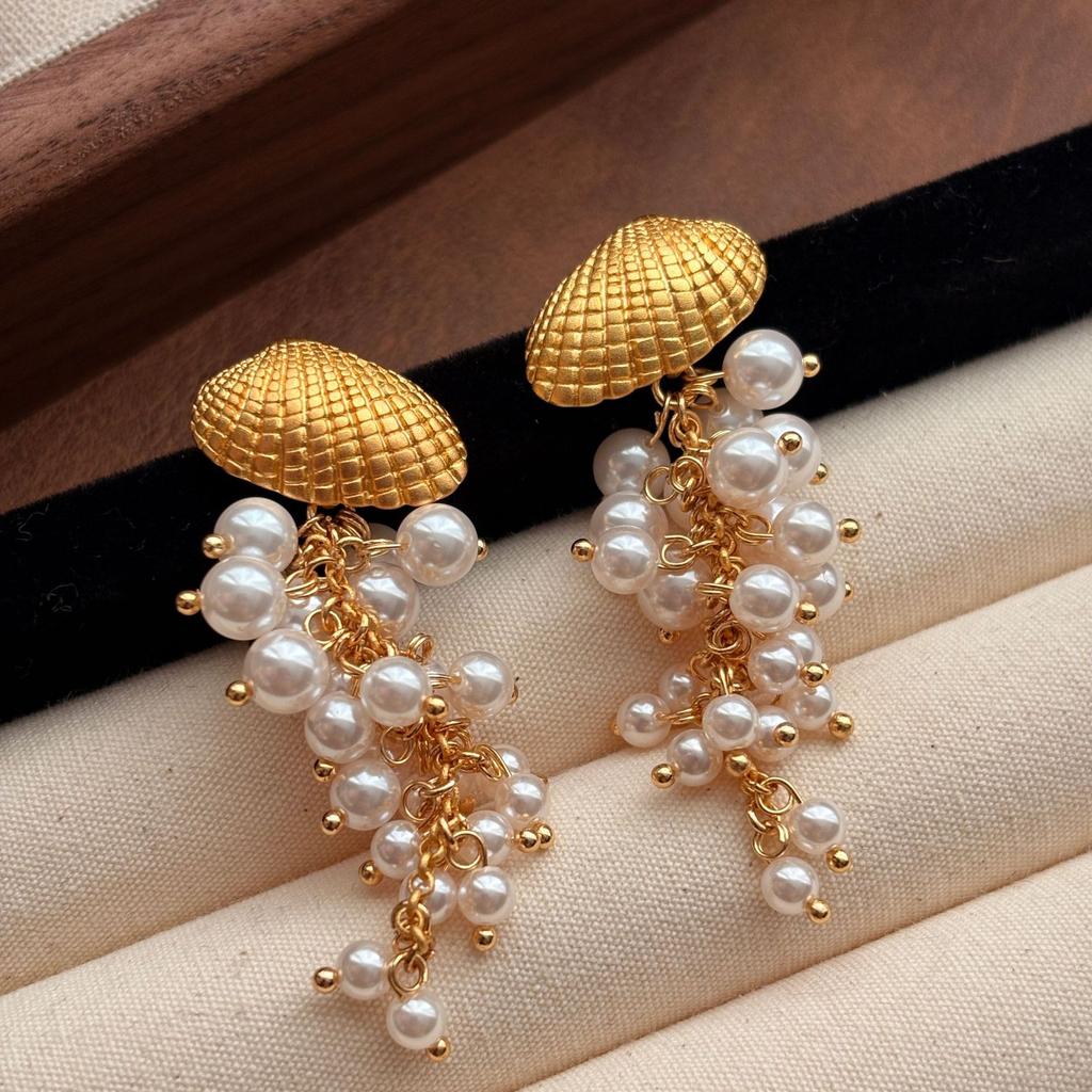 Boucles d'oreilles à motif pompon, Style français à aiguille en argent vintage, Nouveau style de niche, Haut de gamme, Exagérées, Tempérament de luxe léger, Tendance à la mode
