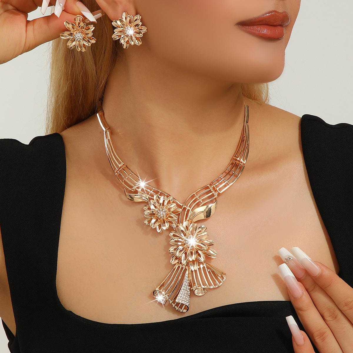 

Gold Zinc Alloy V-Shaped Flower Necklace Earrings Set Women золотой