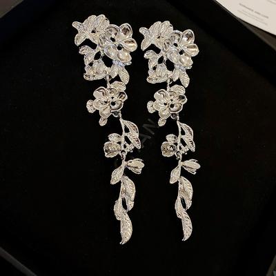 Zinklegierung Blume Blatt Metall Ohrringe für Frauen Übertriebenes Design Lange Hängeohrringe Stilvolle Retro Antike Charms Weiblicher Zirkon