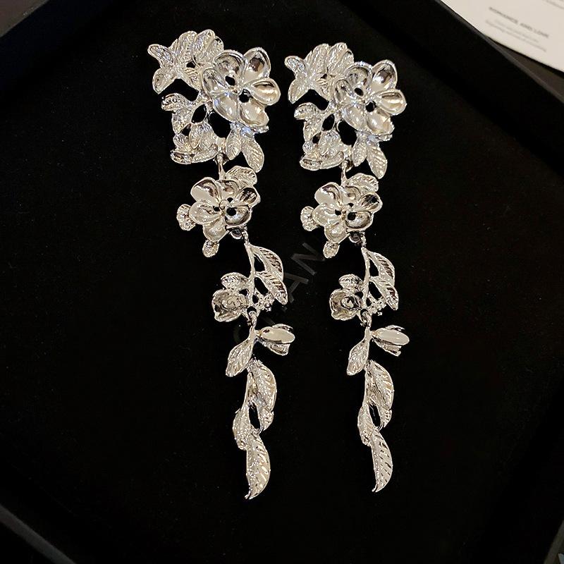 Zinc Alloy Flower Leaf Metal Earrings for Women Exaggerated Design Long Drop Earrings Stylish Retro Antique Charms Female Zircon