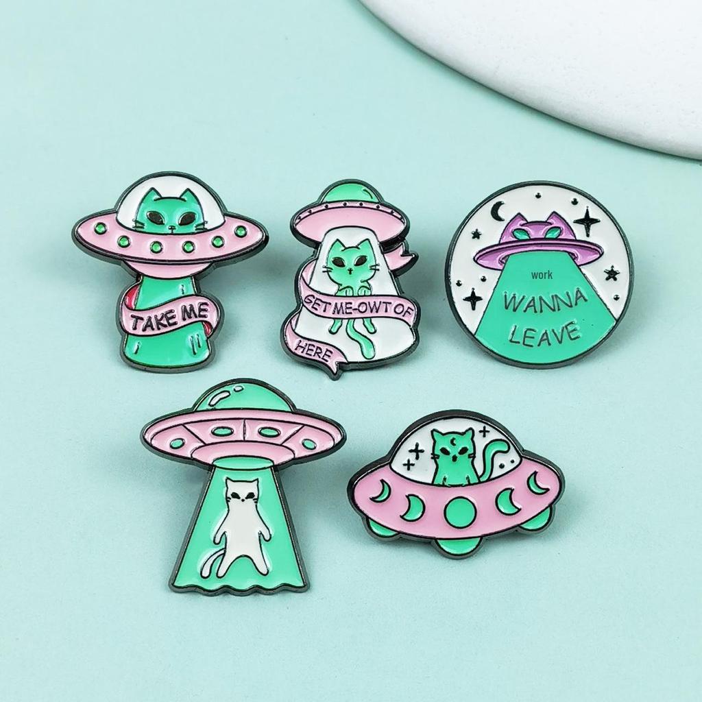 Creative Alien Cat Spaceship Brooch: Cute Outer Space Alloy Badge for Clothes and Bags.