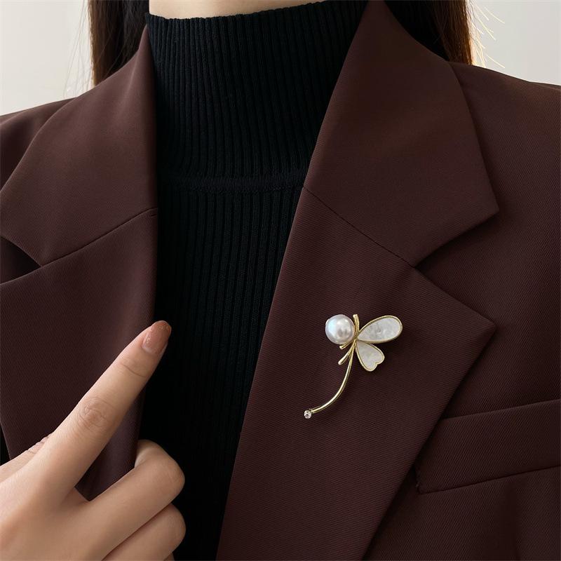 Wykwintna broszka z perłą w kształcie ważki: Elegancki dodatek do damskiego garnituru na wiosnę i jesień 2023