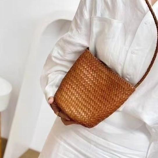 Niche woven bucket bag women's new versatile commuter leather large-capacity bag shoulder messenger bag