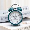 Super lauter Metallglocken-Wecker, Schüler benutzen ihn im faulen Schlafzimmer zum Aufstehen, die Uhr ist stumm, und die Nachtlicht-Uhr ist unterwegs.