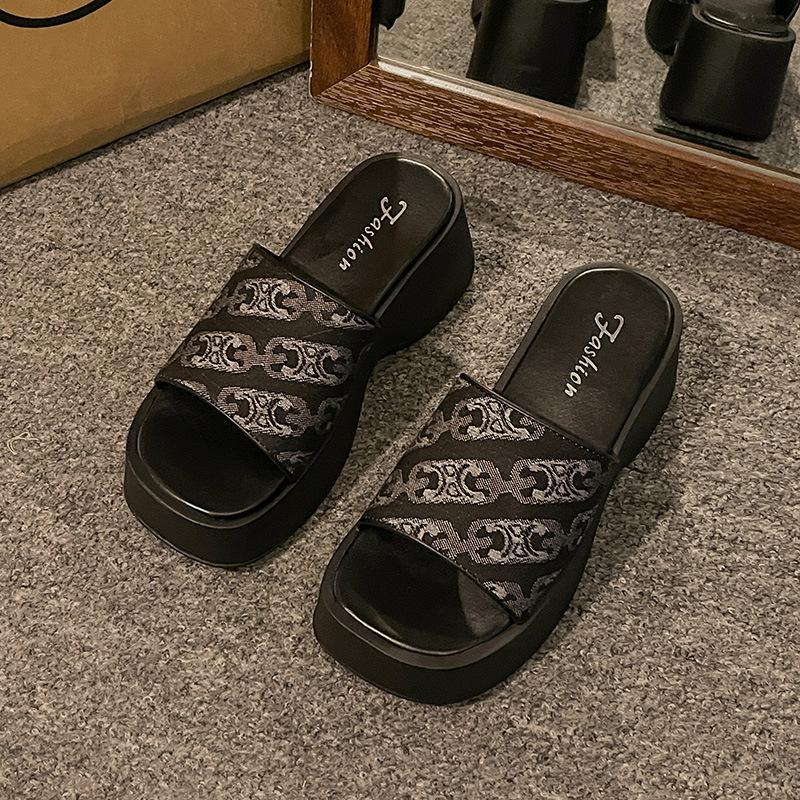 Super fire thick bottom heightening cool slippers women's summer wear advanced sense 2025 new model with skirt going out beach slippers