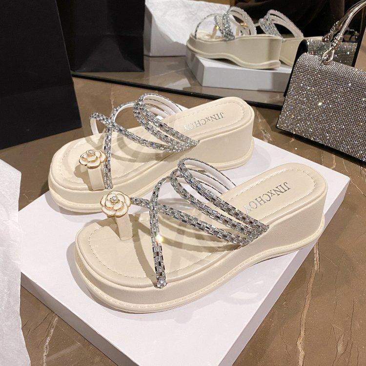 

Thick bottom slope heel pearl set toe slippers female summer wear 2024 new fairy style with skirt beautiful high heel sandals 39 бежевий