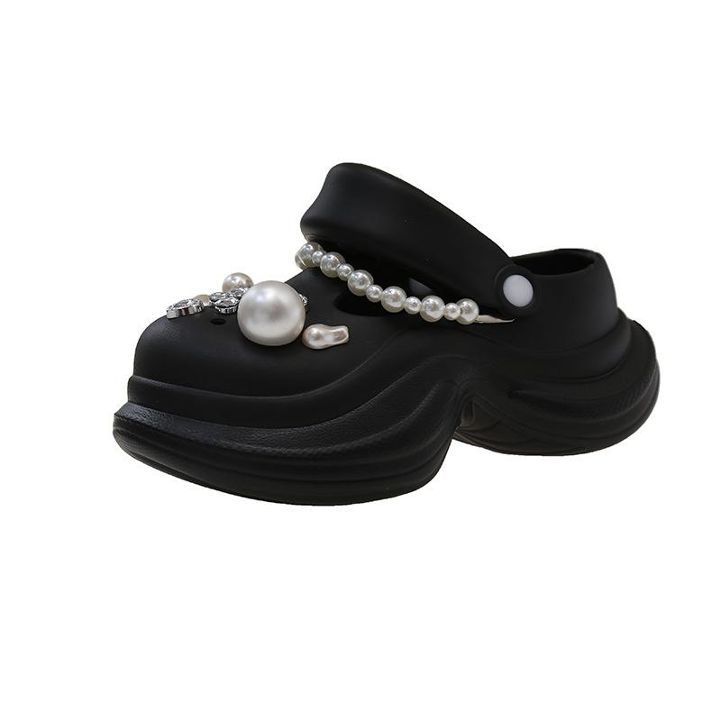 2025 new summer wear women's pearl chain muffin bottom hole shoes Internet celebrity fashion versatile thick-soled cool slippers