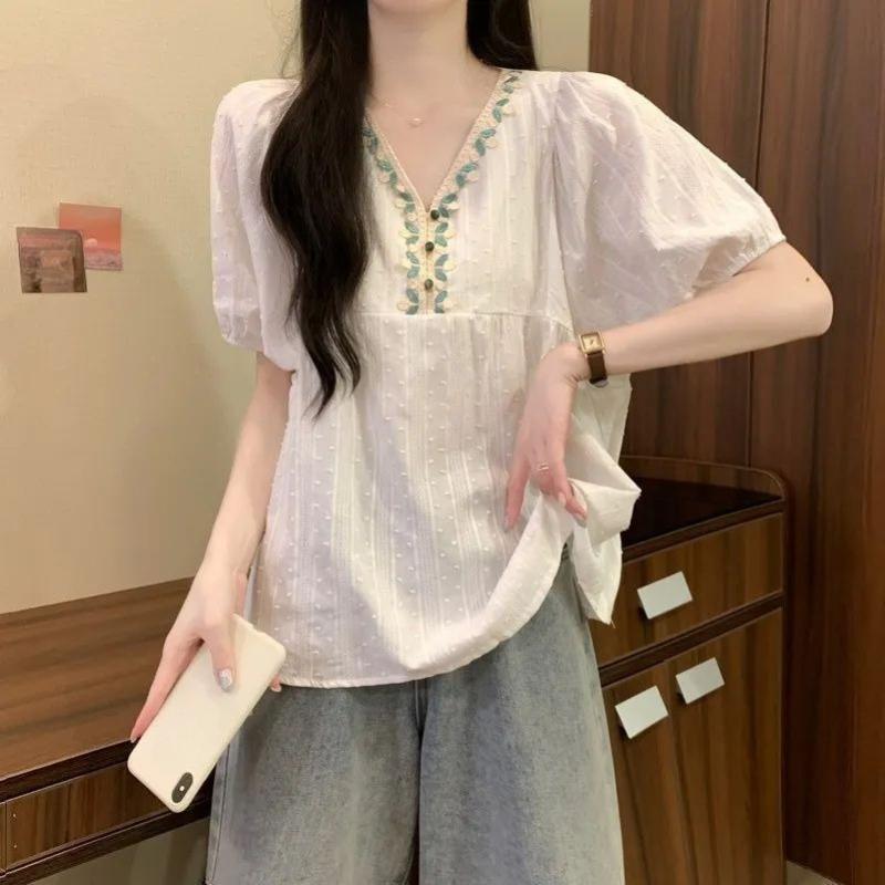 

White Women s Short Sleeved Embroidered Design V-neck Summer T-shirt Korean Lazy Style Simple Ladies Pullover XXL бежевий