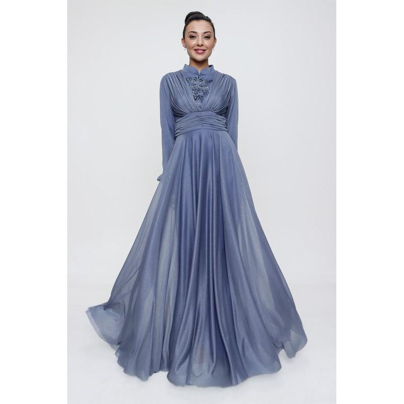 

Блестящее длинное платье с плиссированной подкладкой и вышивкой спереди