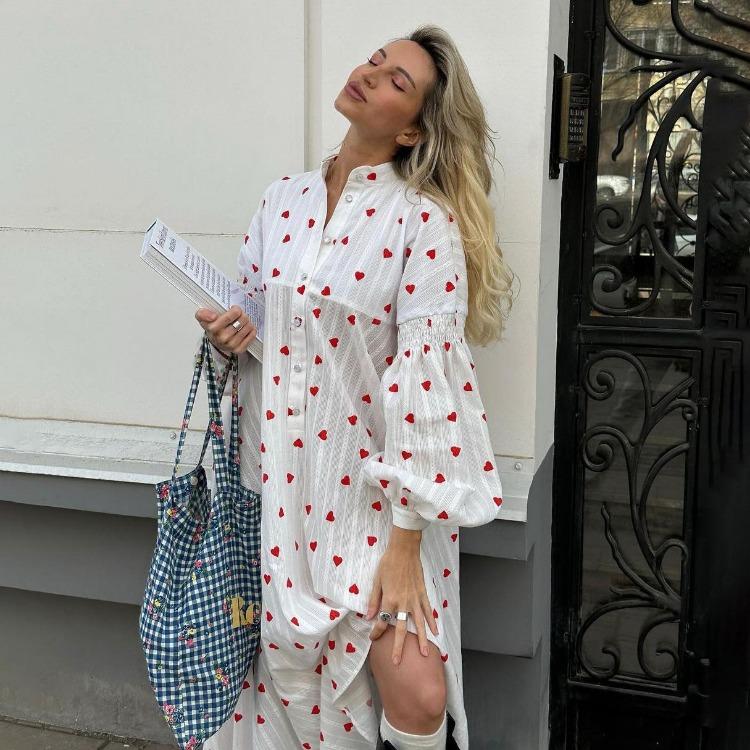 Dámské šaty s vysokým pasem, stojáčkem, dlouhým rukávem, ke kotníkům, slipové šaty s potiskem srdíček, elegantní móda