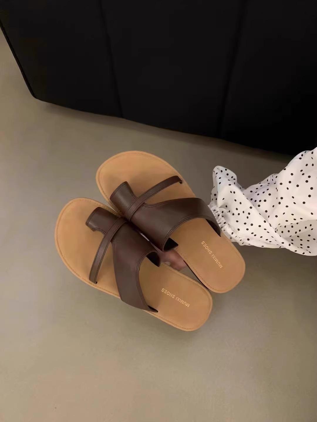 

Французские винтажные шлепанцы с римским носком на плоской подошве, крутые тапочки, женская мода 2025 лето, с юбкой, пляжные шлепанцы 40 темно-коричневого