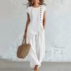 Completo da donna alla moda composto da camicia a maniche corte con bottoni e scollo rotondo, e pantaloni a gamba larga