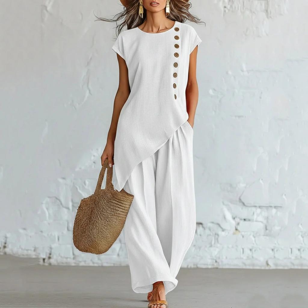 Completo da donna alla moda composto da camicia a maniche corte con bottoni e scollo rotondo, e pantaloni a gamba larga