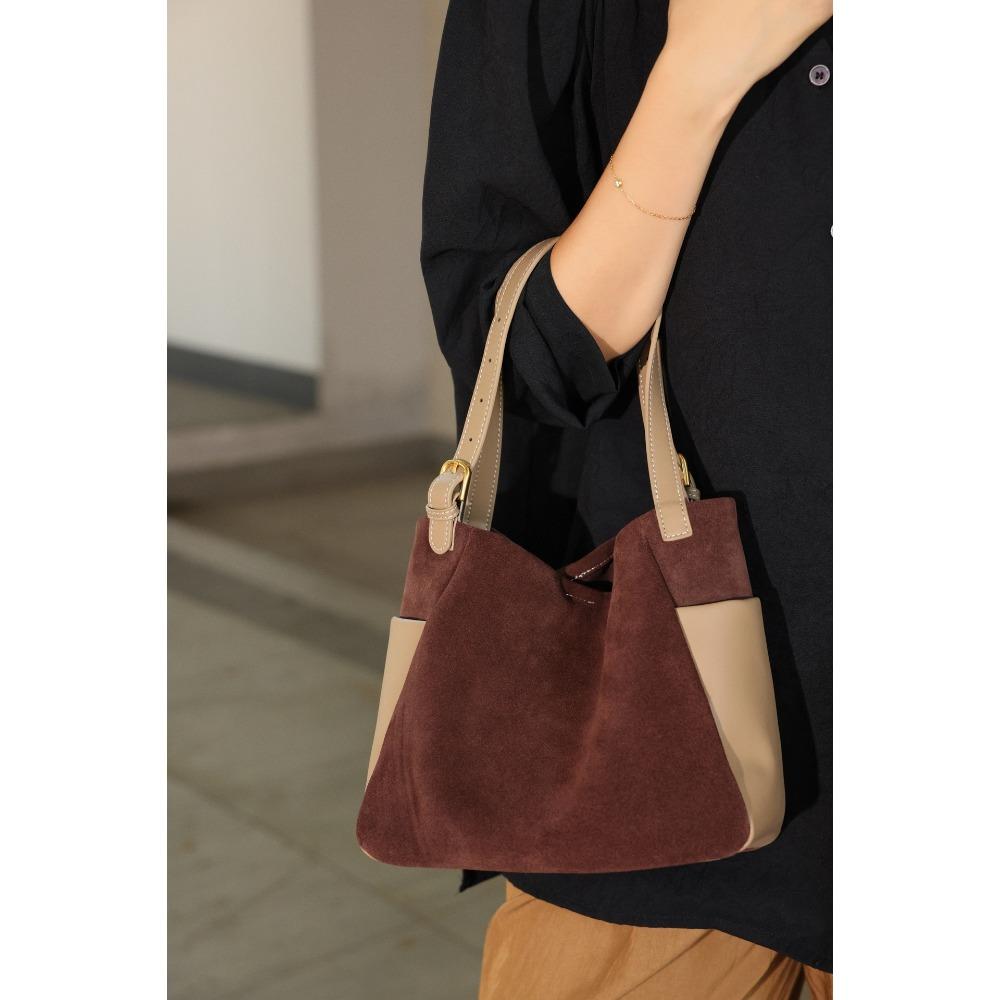 

A new stylish and versatile bucket bag for early autumn, a laid-back single-shoulder crossbody bag for casual commuting 25x12x21CM