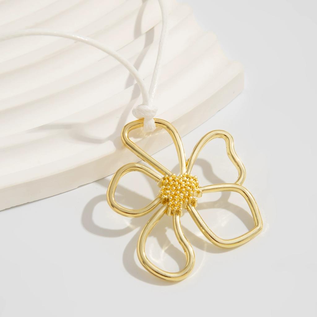 Personality niche flower pendant necklace women's sweet style alloy large flower hollow choker necklace