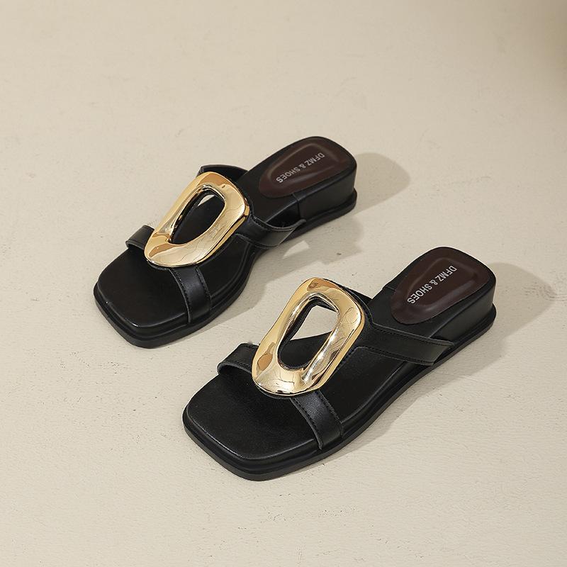 Divat 2025 Új Ék Sarok Női Papucsok Tömör Fém Díszítés Női Papucsok Elegáns Ruha Szandál Női Strand Nyári Cipők