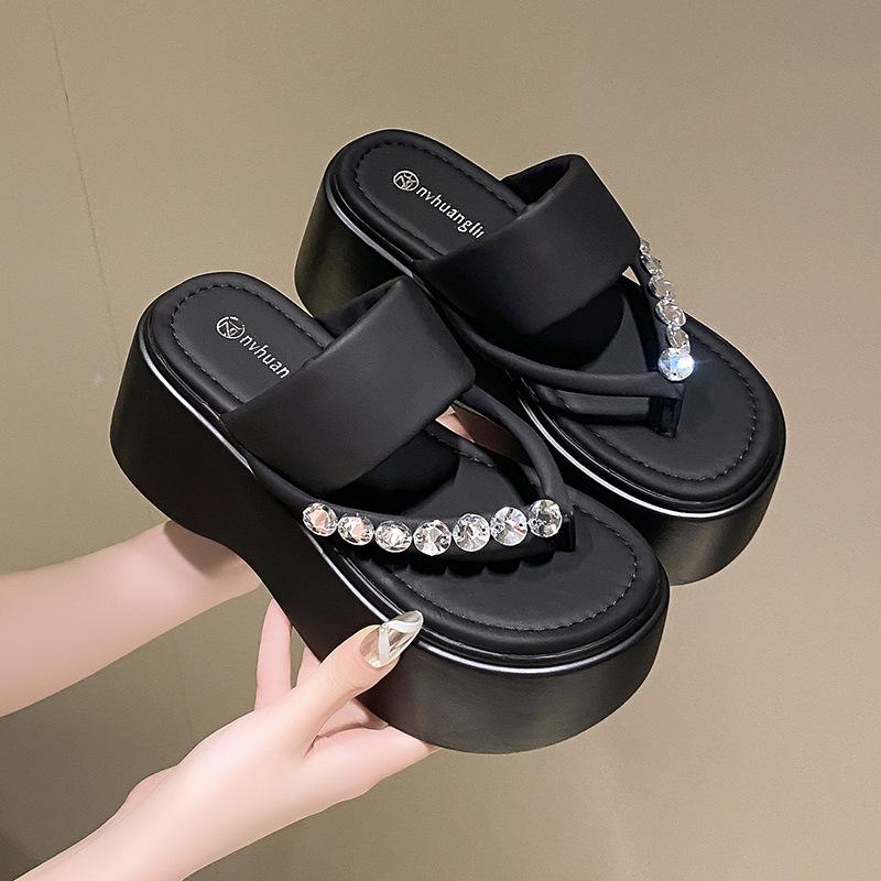 

Шлепанцы на толстой подошве для женщин, летние новинки 2025 года, сандалии со стразами для невысоких людей для увеличения роста, пляжные крутые тапочки на подошве-маффин 40 чёрный