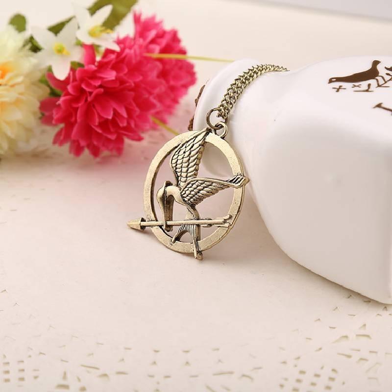 Collier Geai Moqueur Élégant en Alliage Doré Pendentif Oiseau Géométrique Tendance Printemps 2022
