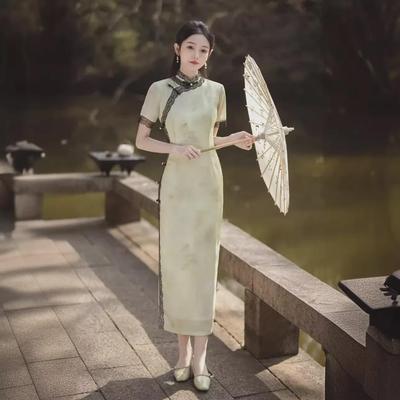 Elegantes, atmungsaktives Cheongsam-Kleid aus Spitze im Frühjahr/Sommer 2024