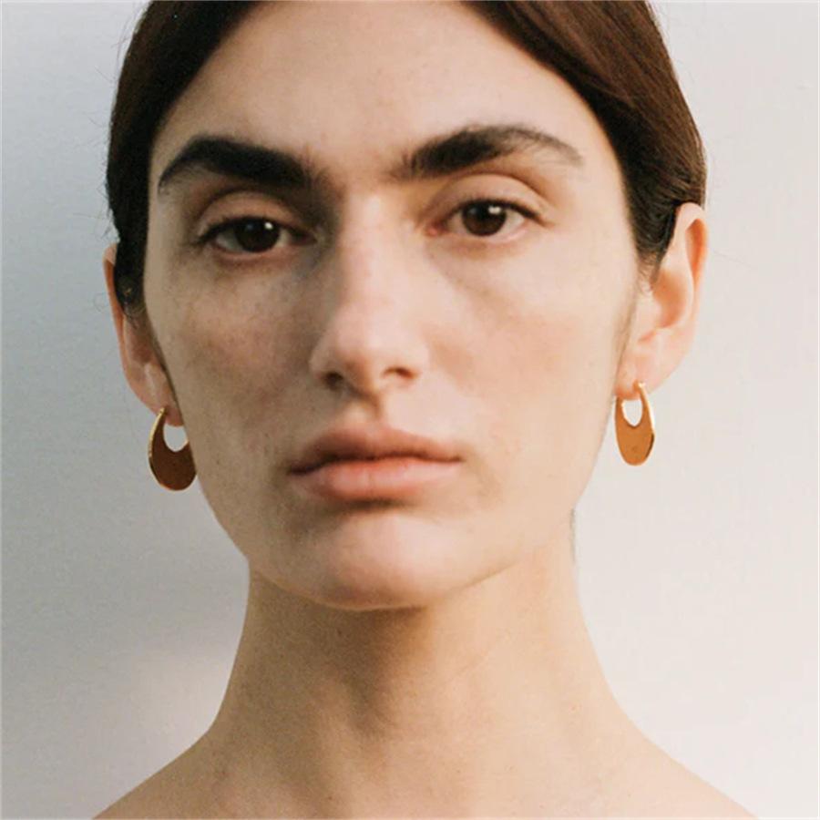 High-Grade Metal Texture Oval Round Hole Earrings Women'S Niche Light Luxury Fashion Personalized Copper-Plated Real Gold Earrings