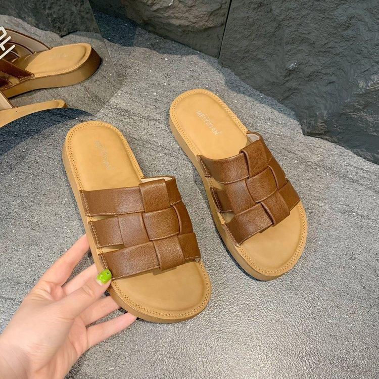 

Интернет-знаменитость мягкая подошва крутые тапочки женские 2025 лето новый сказочный ветер с юбкой плоская подошва пляжные один слово 40 коричневый