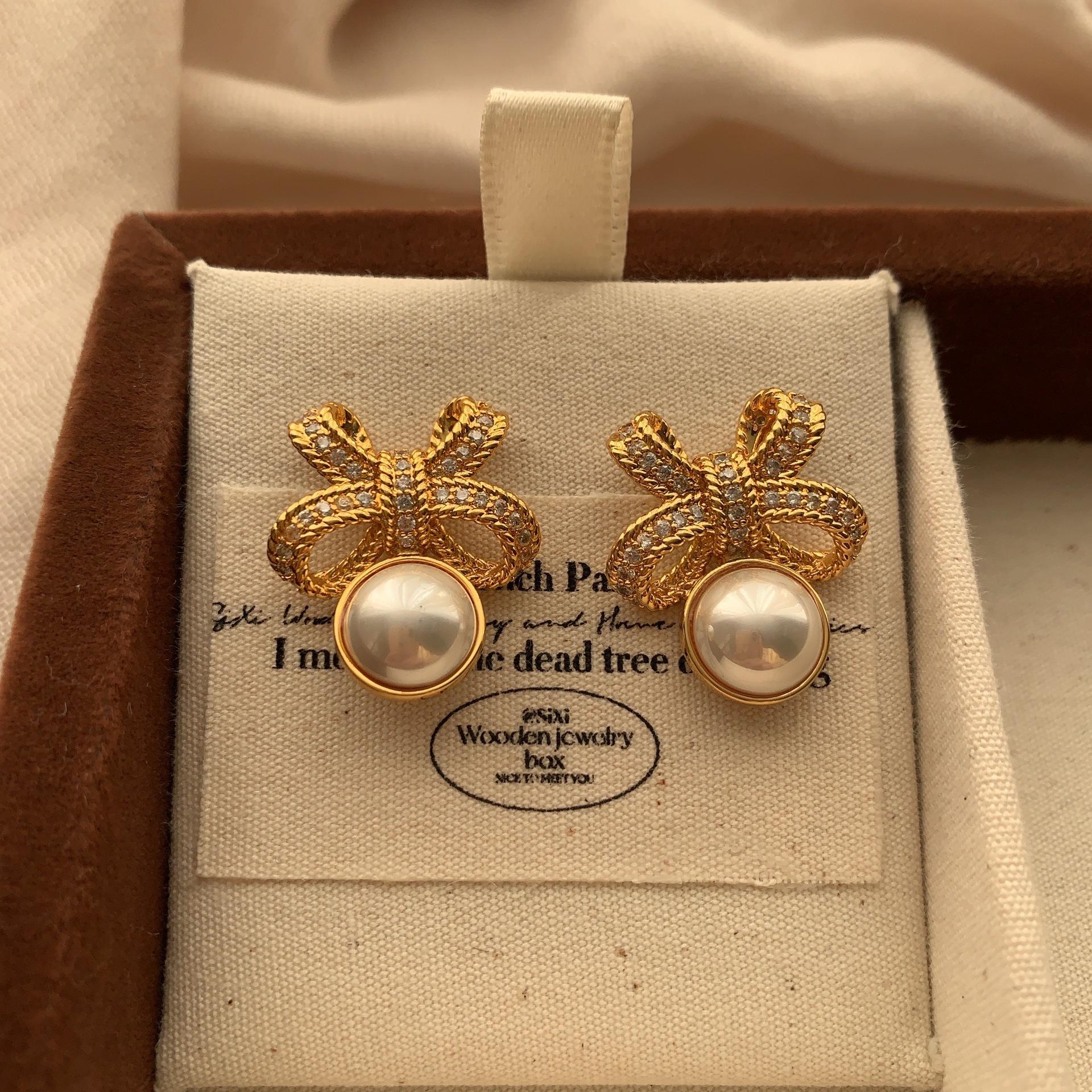 Romantic Bow Inlaid Rhinestone Pearl Stud Earrings Retro Elegant Exquisite Three-Dimensional Niche Earrings