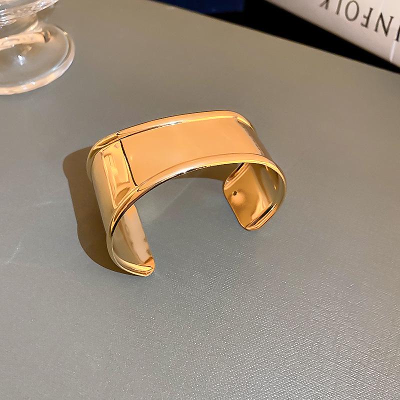 European Cold Style High-End Metal Pleated Bangle: Luxury Women's Temperament Bracelet