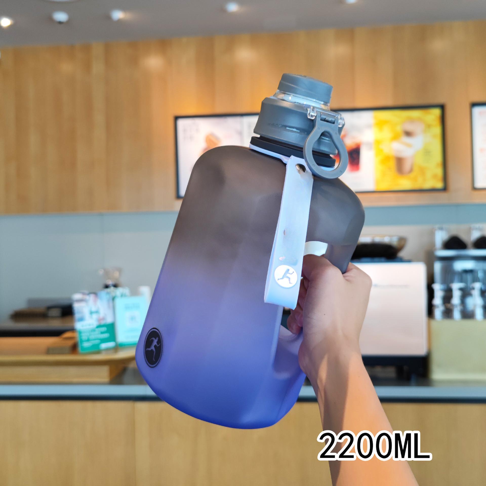 

Летняя чашка градиентного цвета, спортивная бутылка для воды большой емкости, портативная ручка, ведро для жира, пластиковая чашка, шестиугольный чайник 2200ml