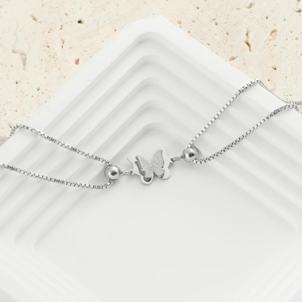 Modeankelkätting för damer med dubbla lager fjärilsdekoration, Klassisk snygg design i guld och silver, Hypoallergent rostfritt stål