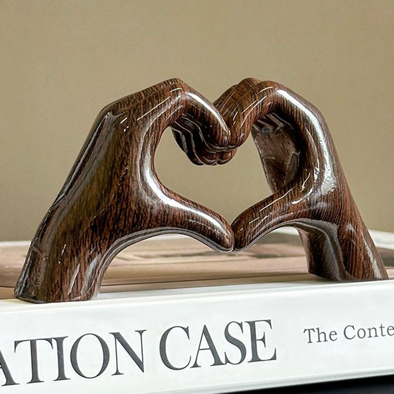 

Creative Graffiti Resin Hand Heart Gesture Statue Home Decoration Nordic Heart Shaped Statue For Girlfriend Valentine Day Gift
