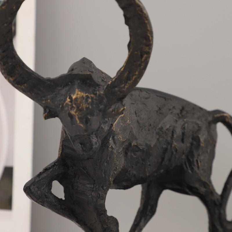 Abstrakte Gusseisen-Ochsen-Bauer-Skulptur Ornament, Minimalistisches Schwarzes Metall-Bullen-Tier-Modell Statue, Wohnzimmerdekoration