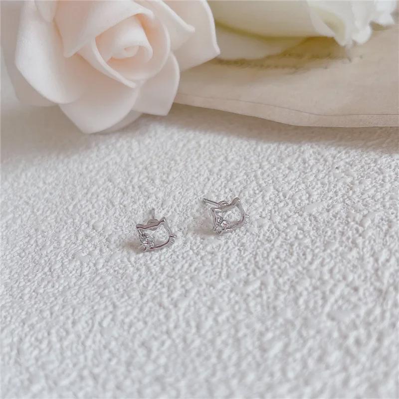 Puste kolczyki z kociakiem: Uroczy koci wzór wysadzany diamentami, idealny do noszenia na co dzień. Idealny dla miłośników kotów i entuzjastów uroczej biżuterii.